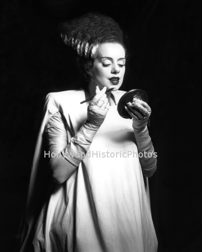 Elsa Lanchester 1935 touching up her makeup.jpg